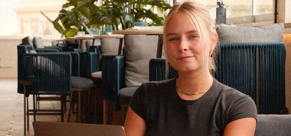 Anne-Roos at her laptop