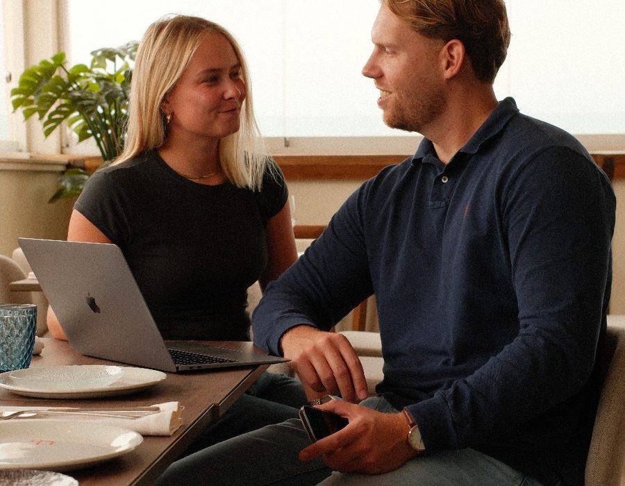 Anne-Roos and Demi, the two founders of Link2Leads, at work